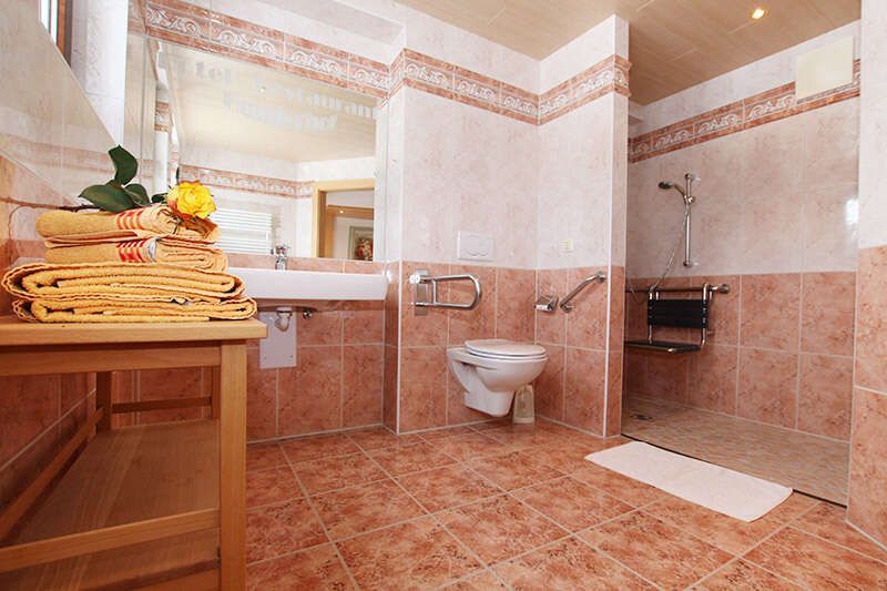 Barrierefreie Suite mit großer Dusche im Hotel Humlerhof im Wipptal