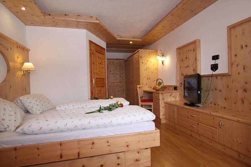 Doppelbett im Zirben Zimmer im Hotel Humlerhof