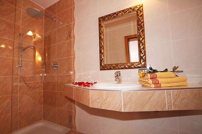 Panorama Suite mit Badezimmer und Dusche im Humlerhof 