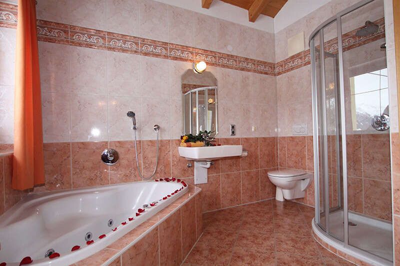 Suite 3 mit Badezimmer mit Wanne und Dusche im Humlerhof im Wipptal