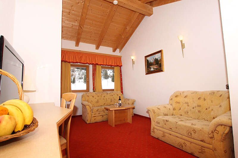 Suite 3 mit Wohnzimmer im Humlerhof in Gries am Brenner