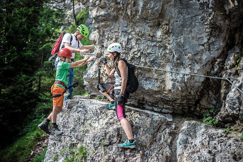 Famiglia sulla via ferrata di Santa Maddalena