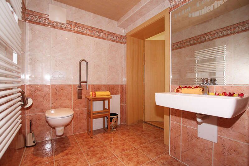 Bagno accessibile ai disabili nella camera Superior Zirbe
