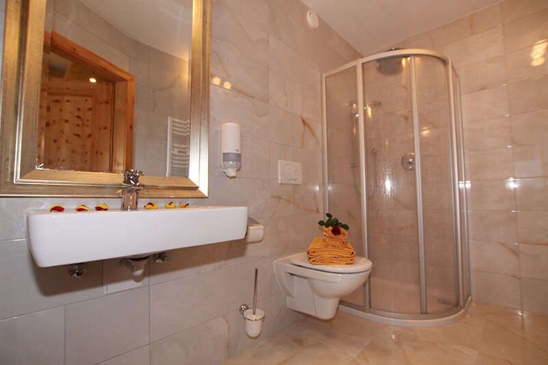 Bagno con WC nella camera in pino cembro dell'Humlerhof in Tirolo