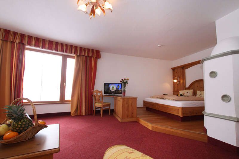 Wohn-Schlafraum in der Panorama Suite im Humlerhof  in Tirol