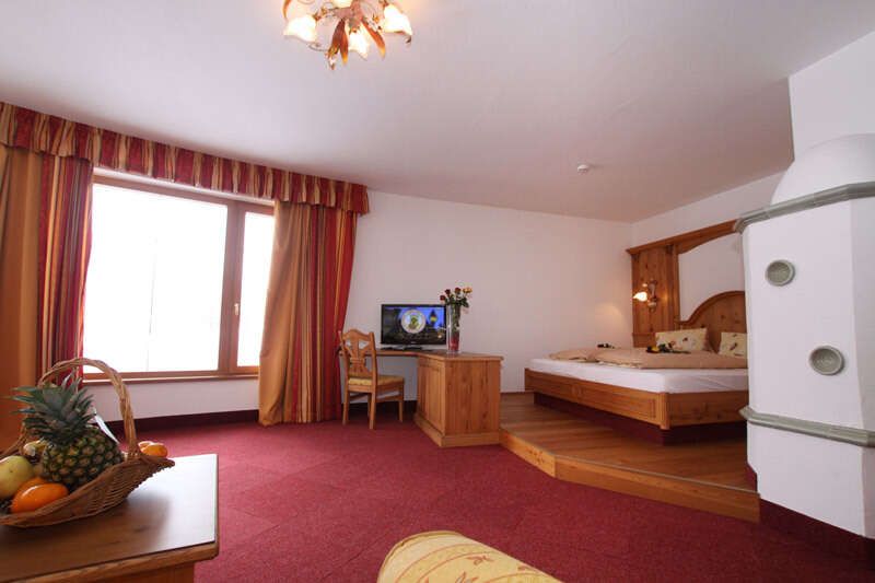 Soggiorno e camera da letto nella Suite Panorama all'Humlerhof in Tirolo