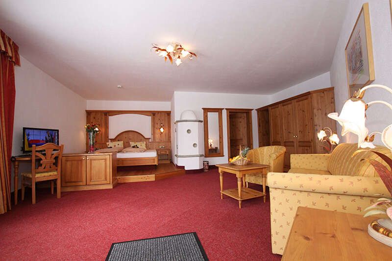Soggiorno e camera da letto nella suite panoramica dell'Humlerhof a Gries am Brenner