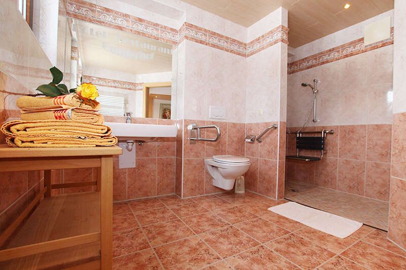 Bagno per disabili nelle suite 1 e 2 nell'Humlerhof in Tirolo