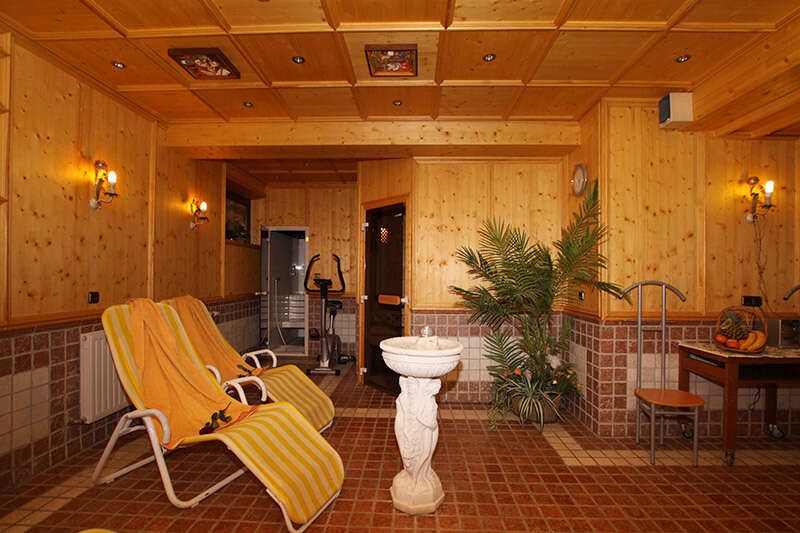 Area benessere con sauna, bagno turco, sauna alle erbe nell'Hotel Humlerhof in Tirolo