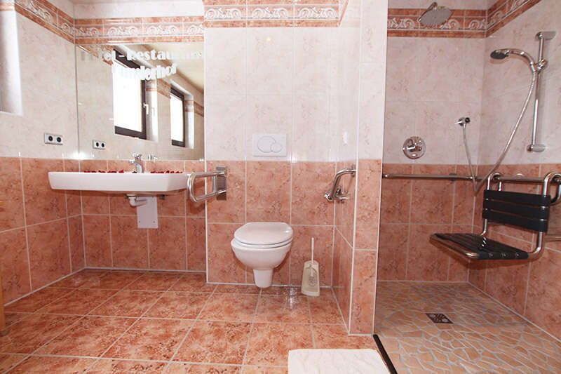 Bagno per disabili nelle suite 1 e 2 nell'Humlerhof nella Wipptal